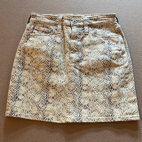 AG Jeans The Vera Snakeskin Mini NWT
Skirt Size 25 - Picture 3 of 9